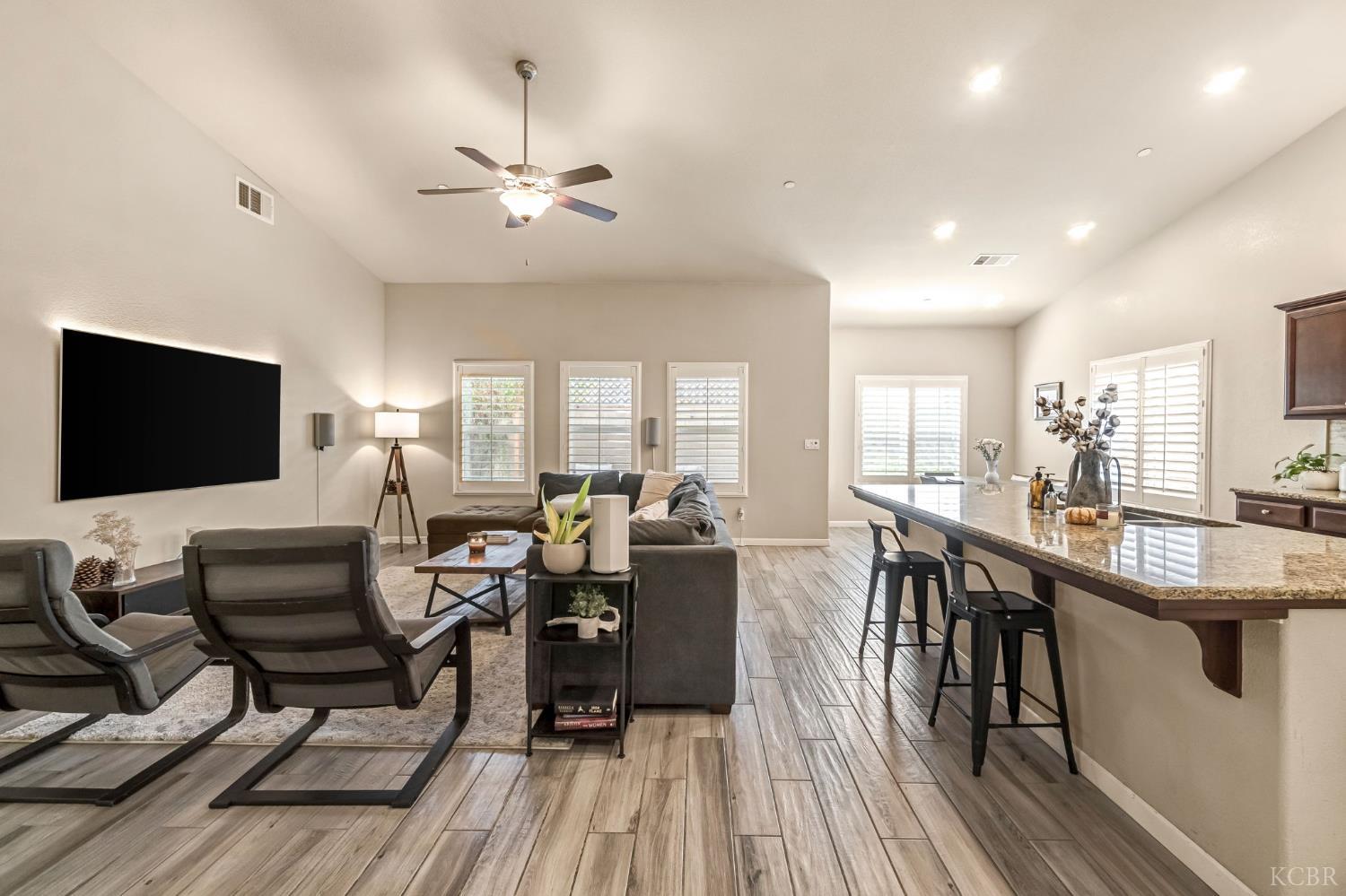 2255 W Queens Way W, Hanford, CA 93230