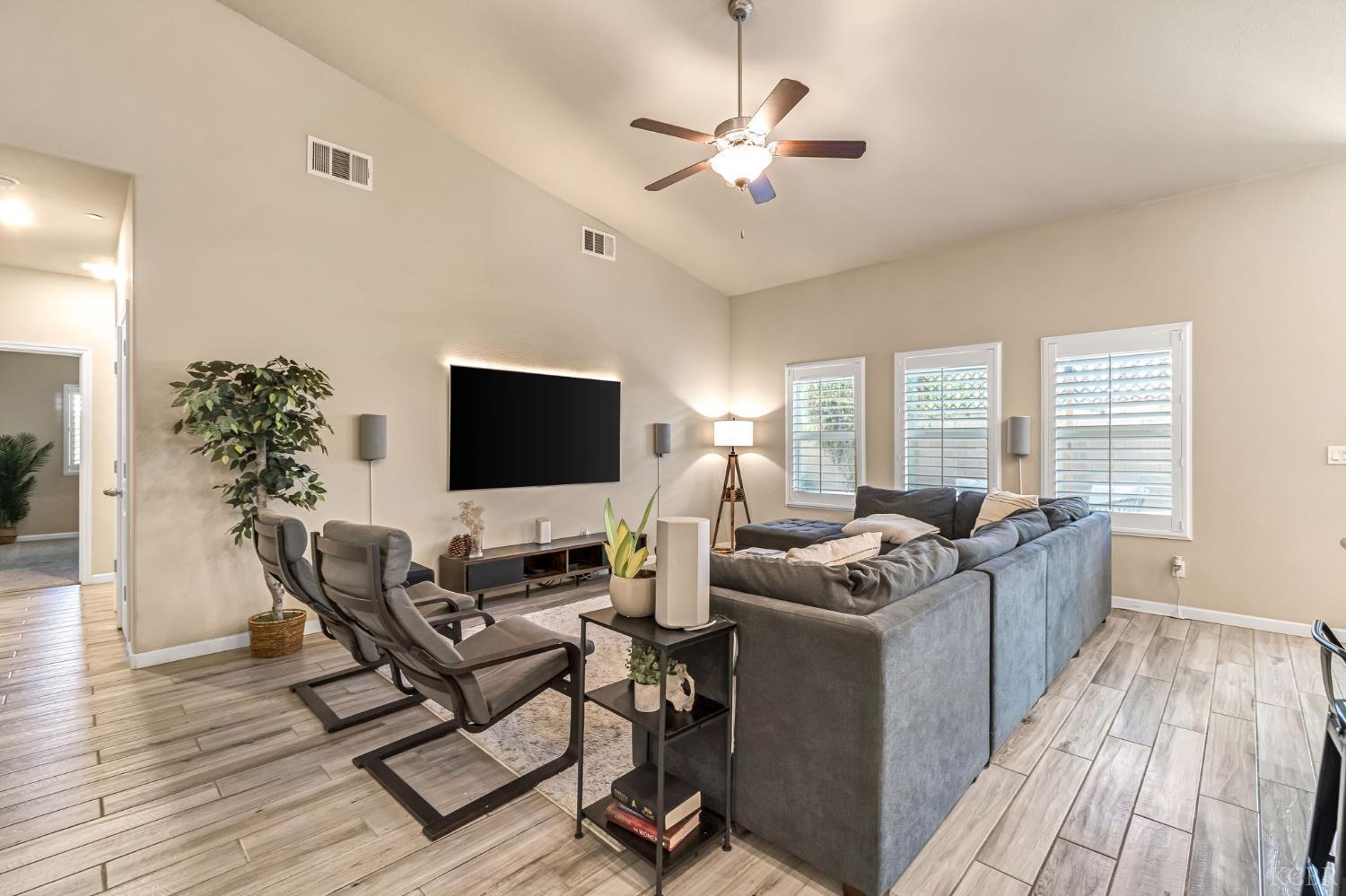 2255 W Queens Way W, Hanford, CA 93230