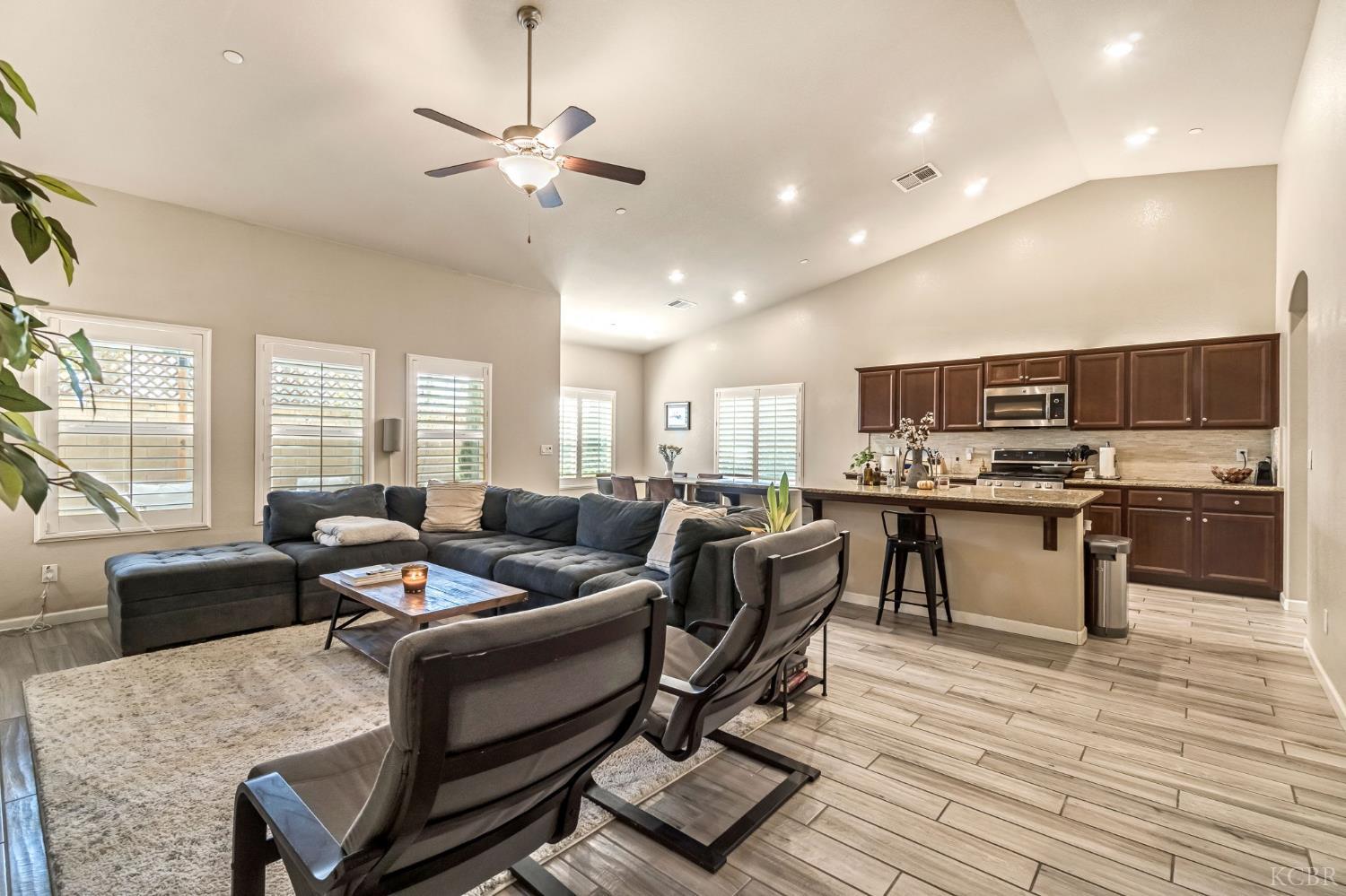 2255 W Queens Way W, Hanford, CA 93230