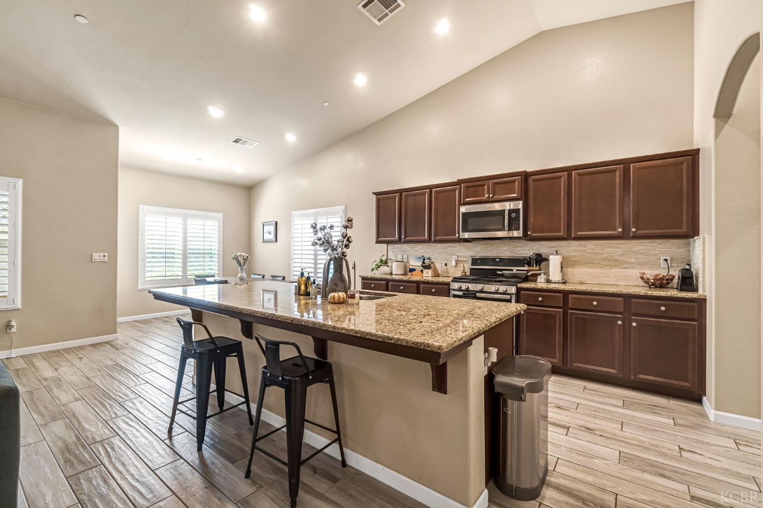 2255 W Queens Way W, Hanford, CA 93230