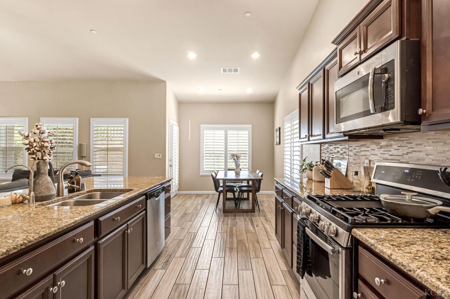 2255 W Queens Way W, Hanford, CA 93230