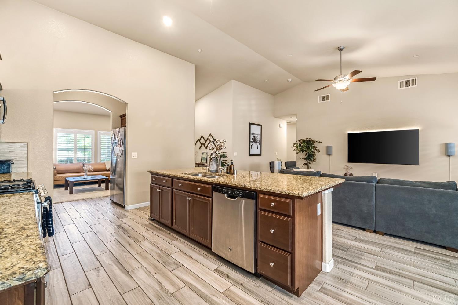 2255 W Queens Way W, Hanford, CA 93230