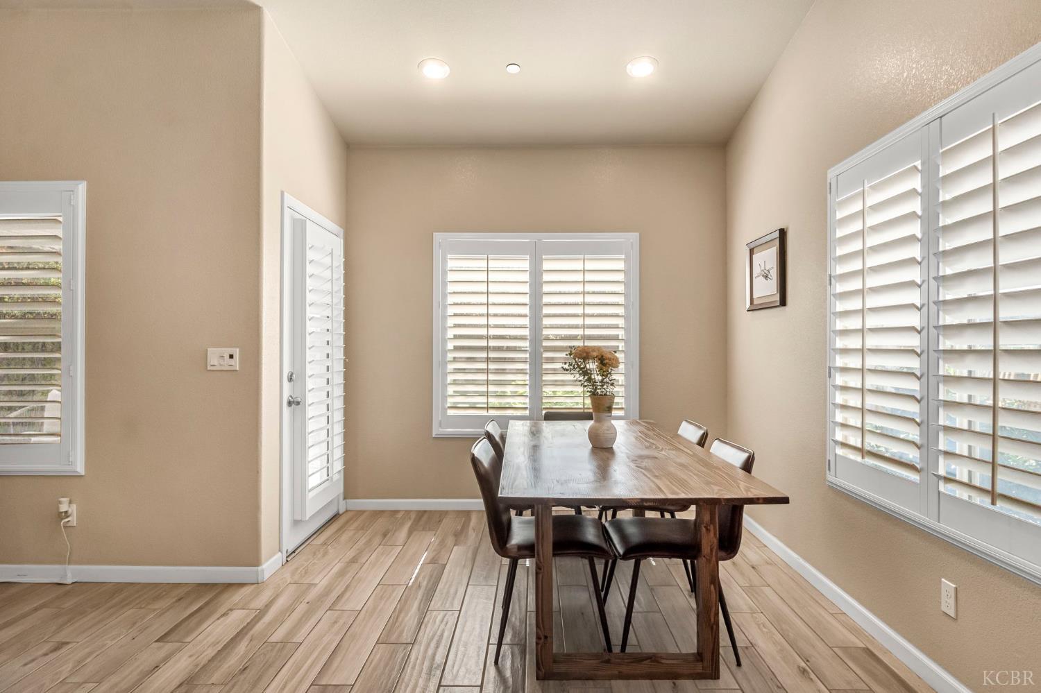 2255 W Queens Way W, Hanford, CA 93230