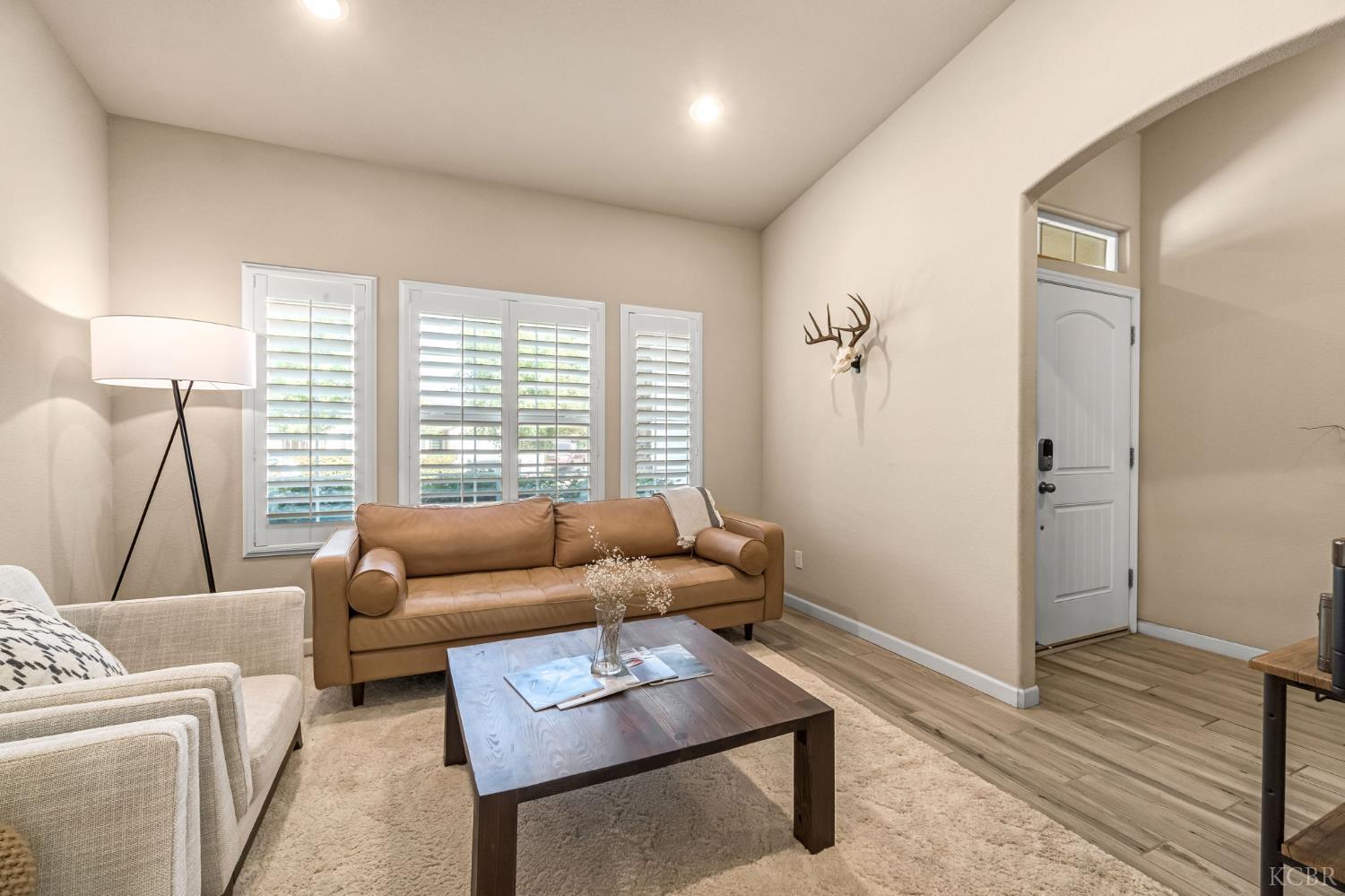 2255 W Queens Way W, Hanford, CA 93230