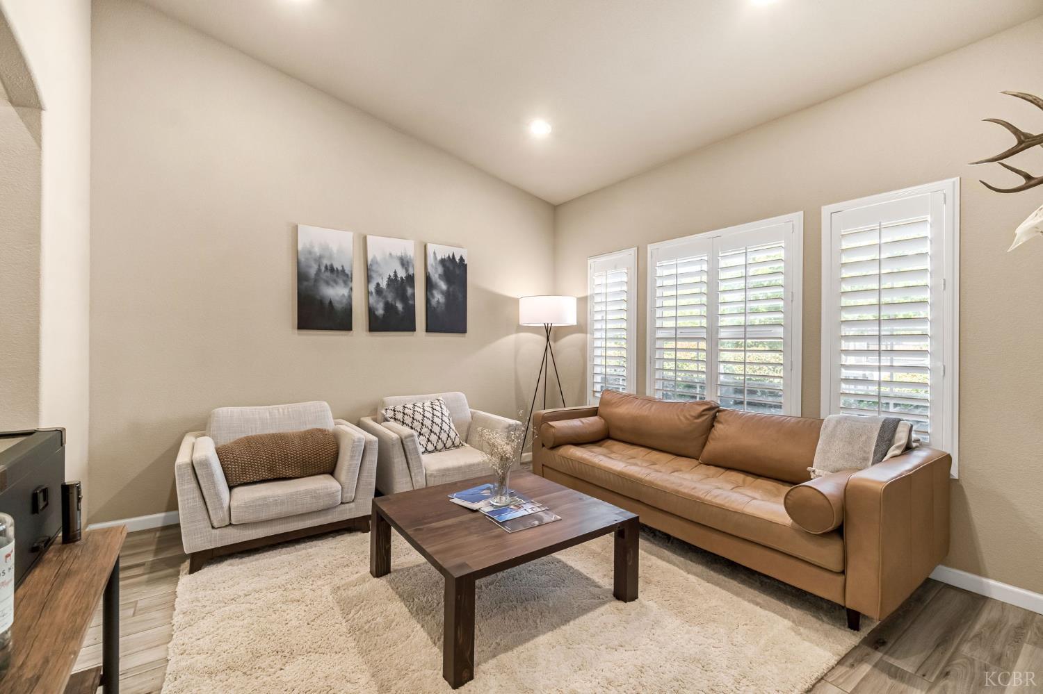 2255 W Queens Way W, Hanford, CA 93230