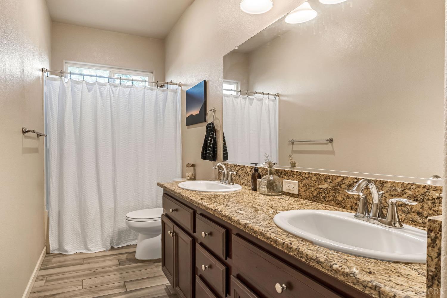 2255 W Queens Way W, Hanford, CA 93230