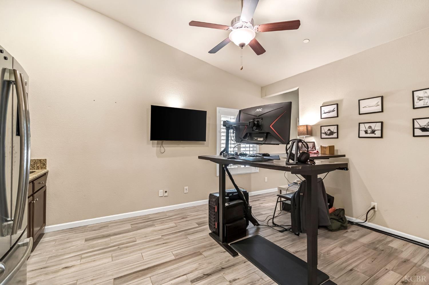 2255 W Queens Way W, Hanford, CA 93230