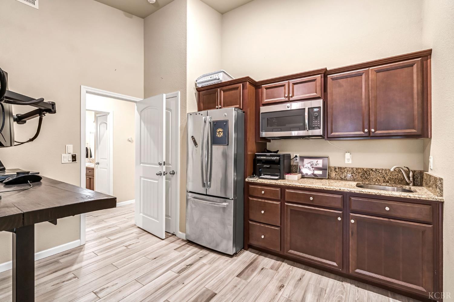 2255 W Queens Way W, Hanford, CA 93230