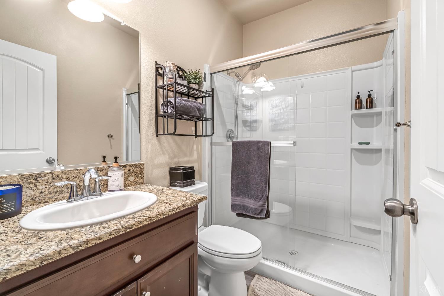 2255 W Queens Way W, Hanford, CA 93230