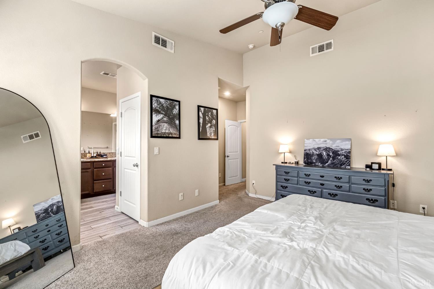 2255 W Queens Way W, Hanford, CA 93230