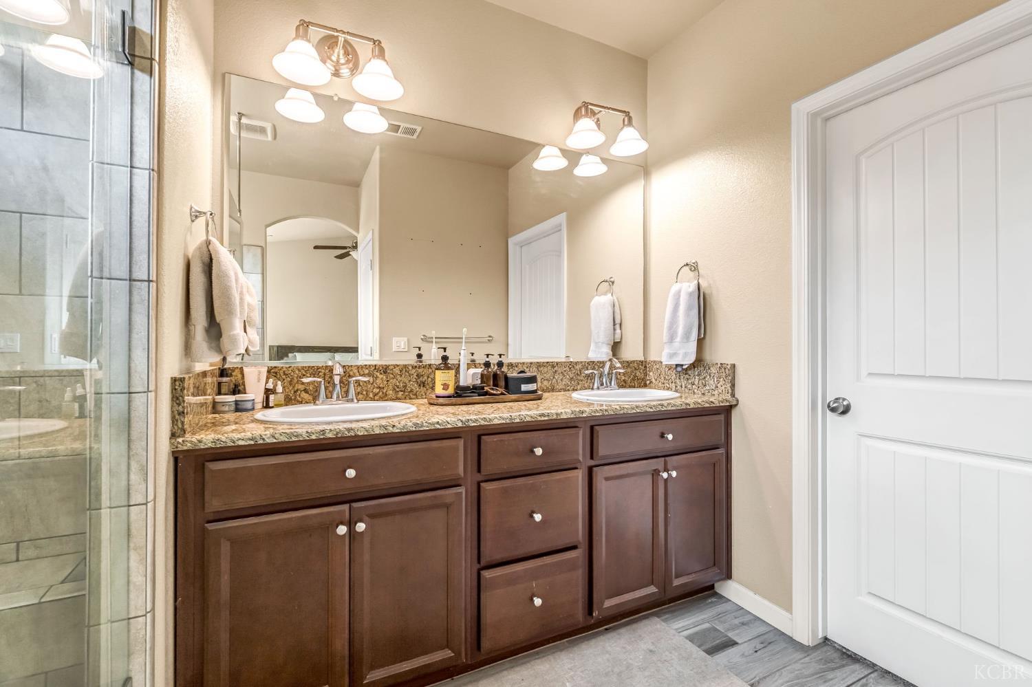 2255 W Queens Way W, Hanford, CA 93230