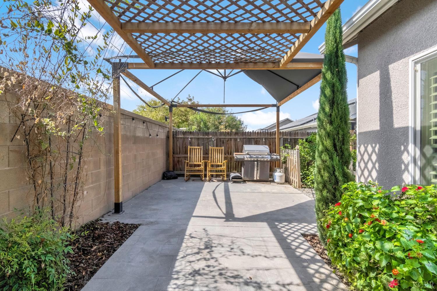 2255 W Queens Way W, Hanford, CA 93230