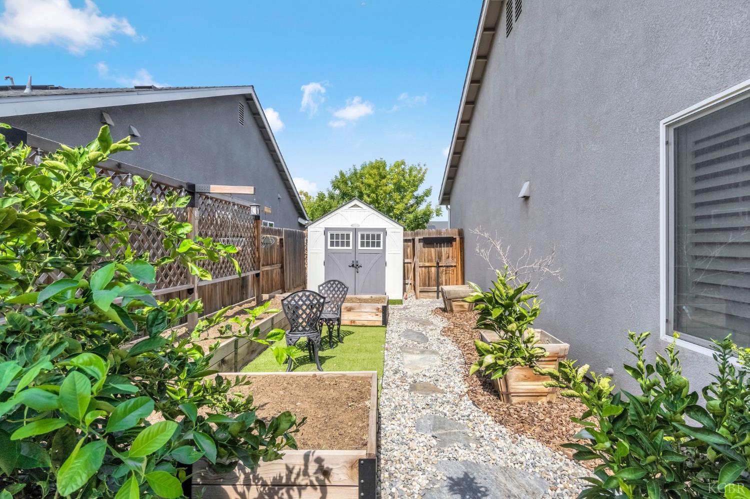 2255 W Queens Way W, Hanford, CA 93230