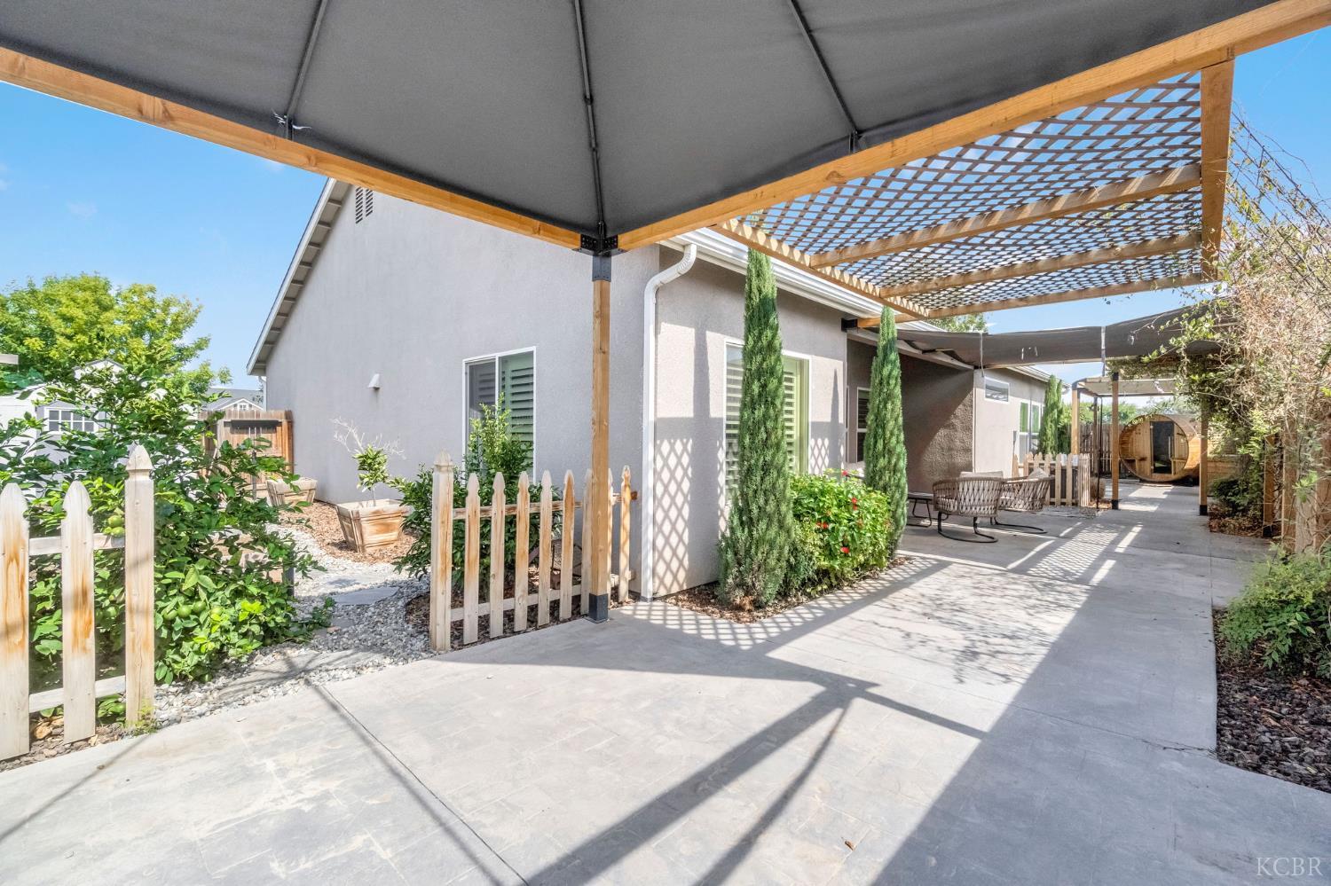 2255 W Queens Way W, Hanford, CA 93230