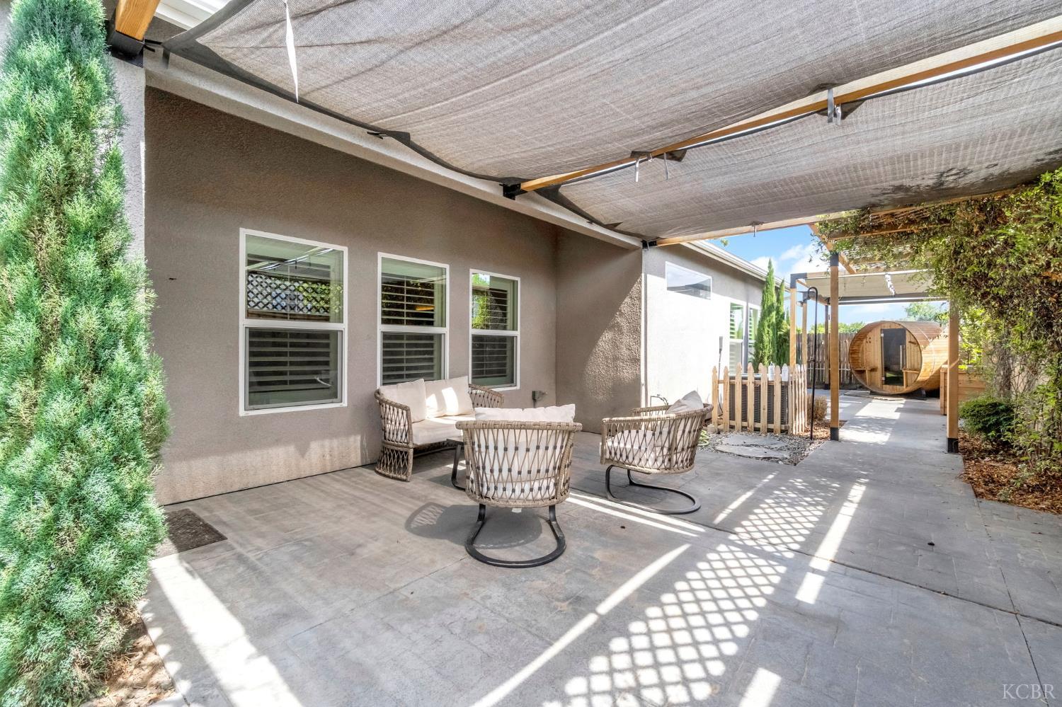 2255 W Queens Way W, Hanford, CA 93230