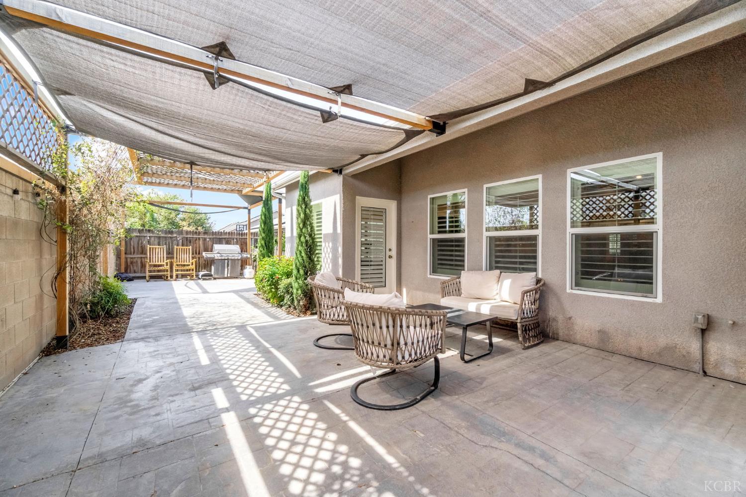 2255 W Queens Way W, Hanford, CA 93230