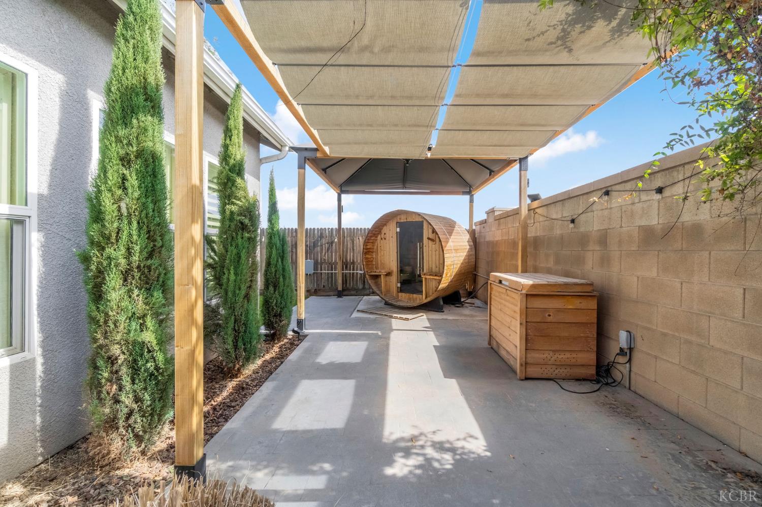 2255 W Queens Way W, Hanford, CA 93230