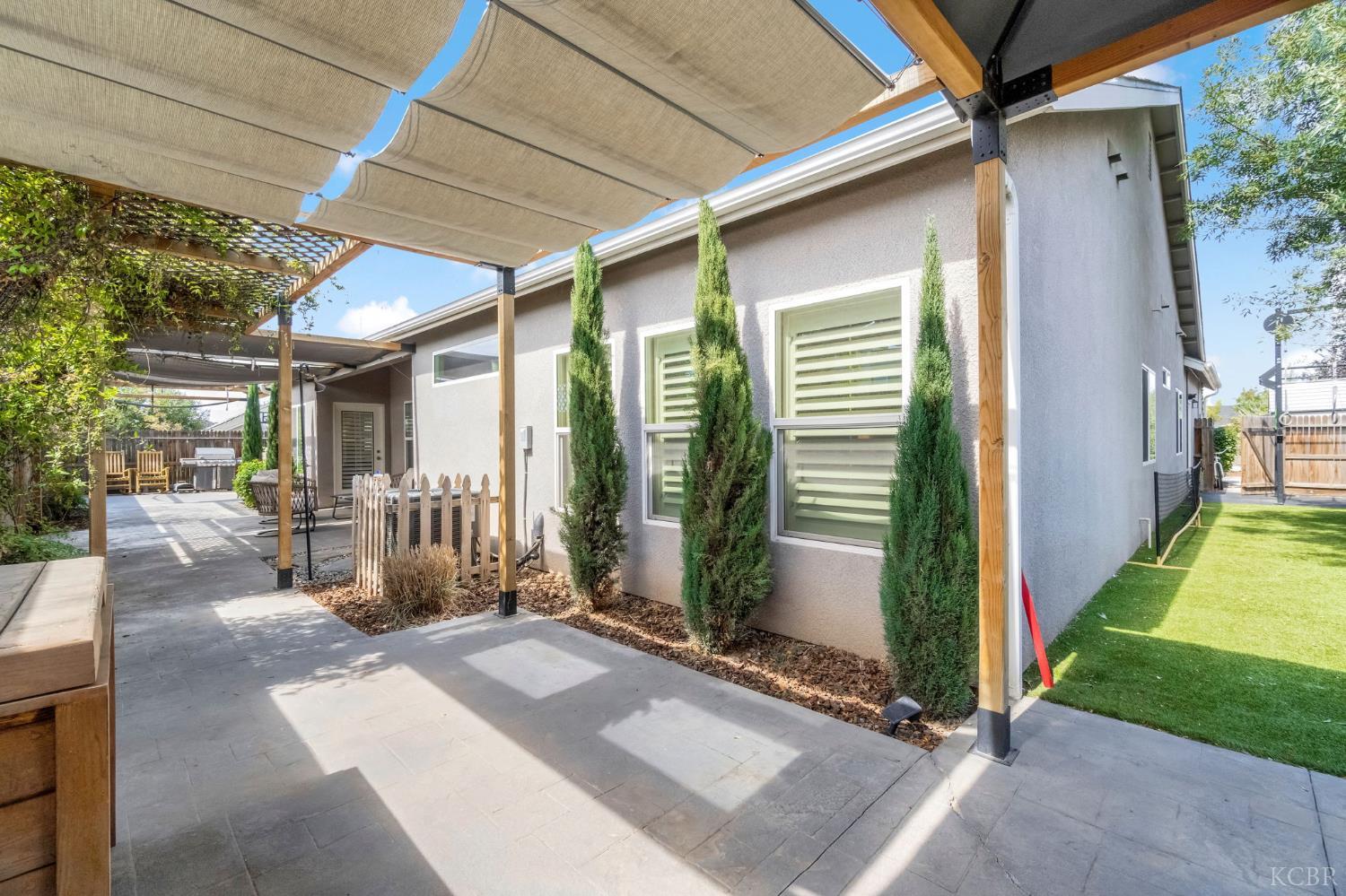 2255 W Queens Way W, Hanford, CA 93230