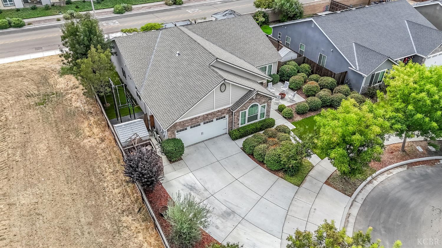 2255 W Queens Way W, Hanford, CA 93230