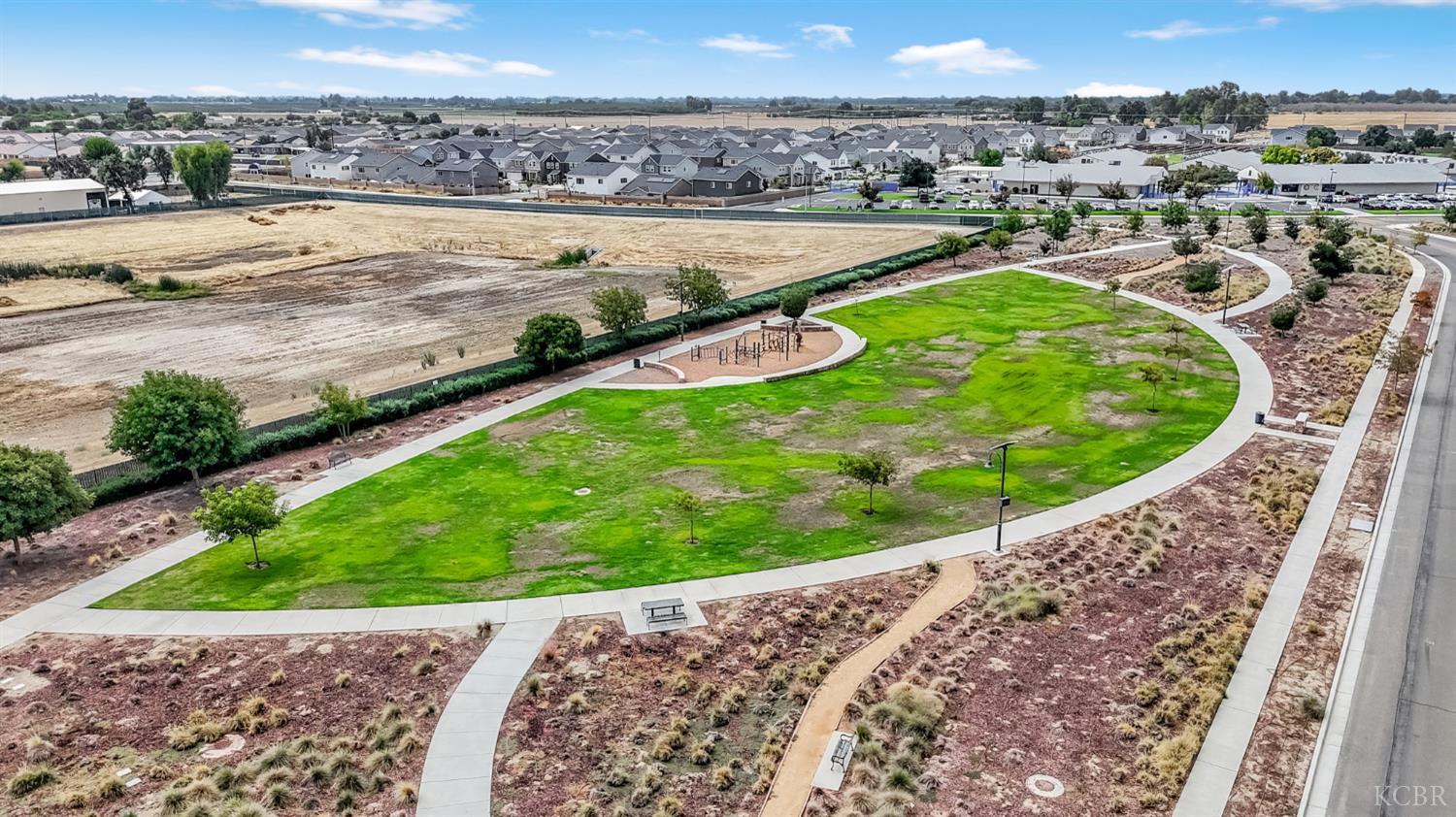 2255 W Queens Way W, Hanford, CA 93230