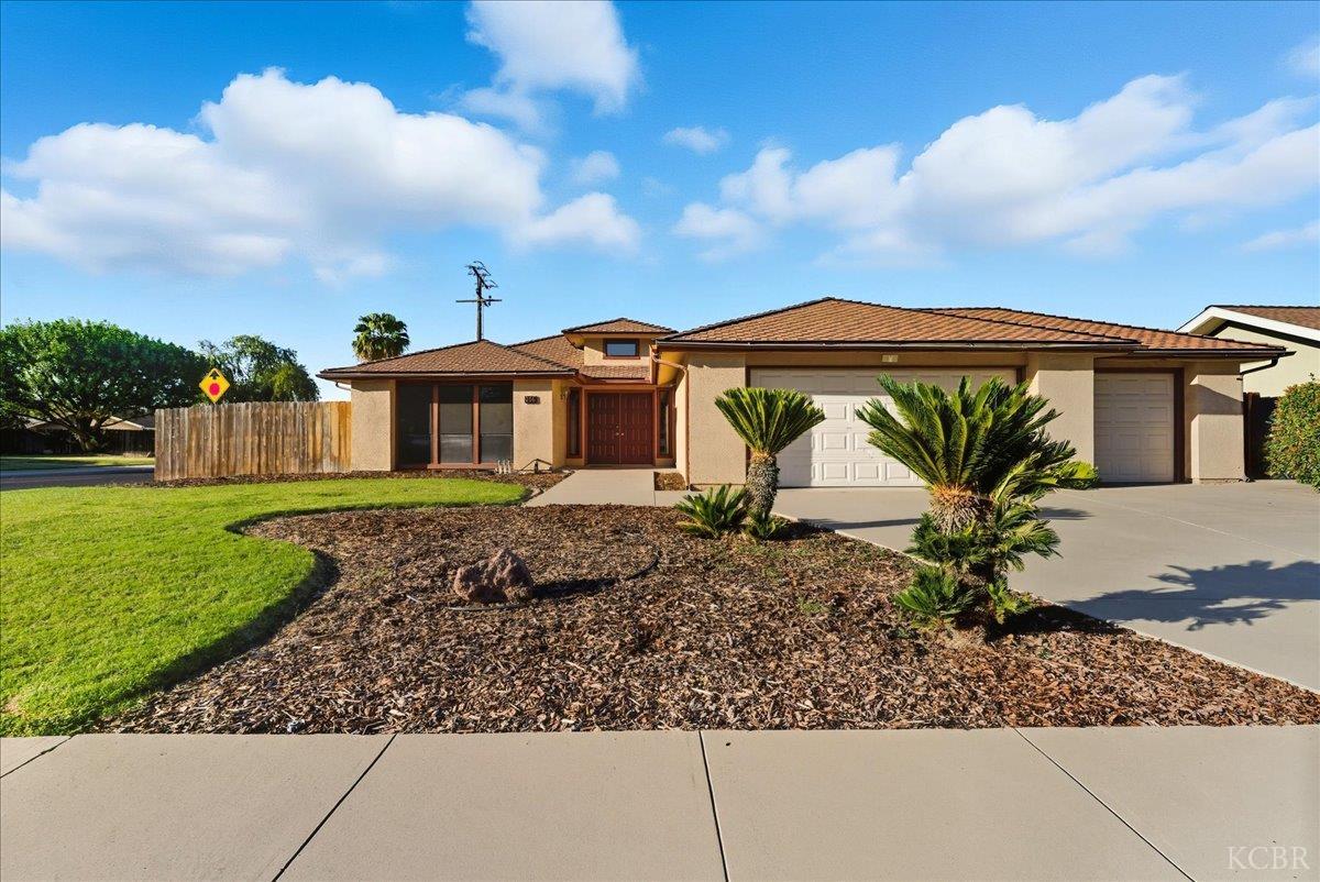 216 Palm Ct, Hanford, CA 93230