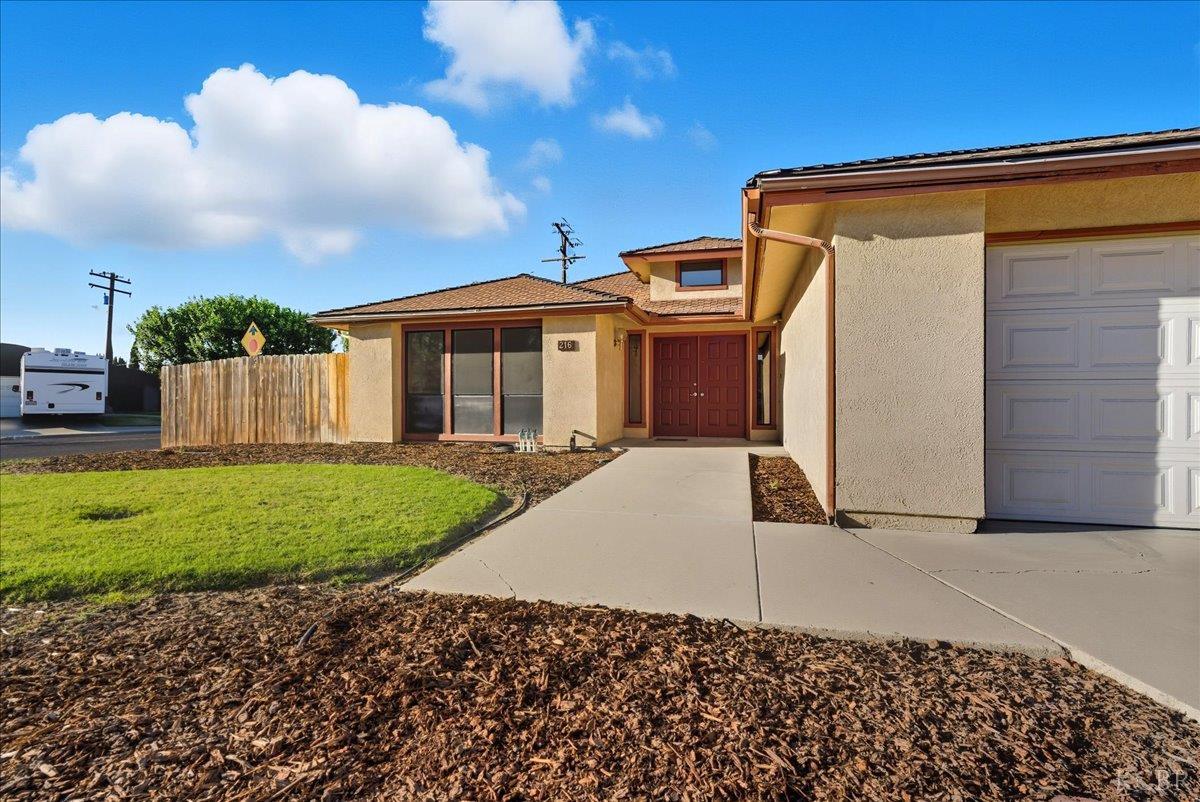 216 Palm Ct, Hanford, CA 93230