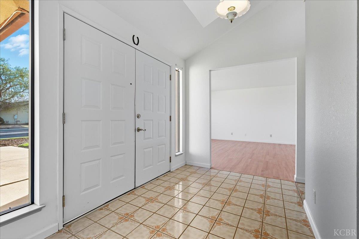 216 Palm Ct, Hanford, CA 93230