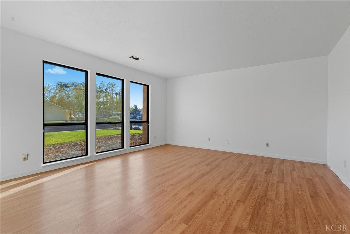 216 Palm Ct, Hanford, CA 93230