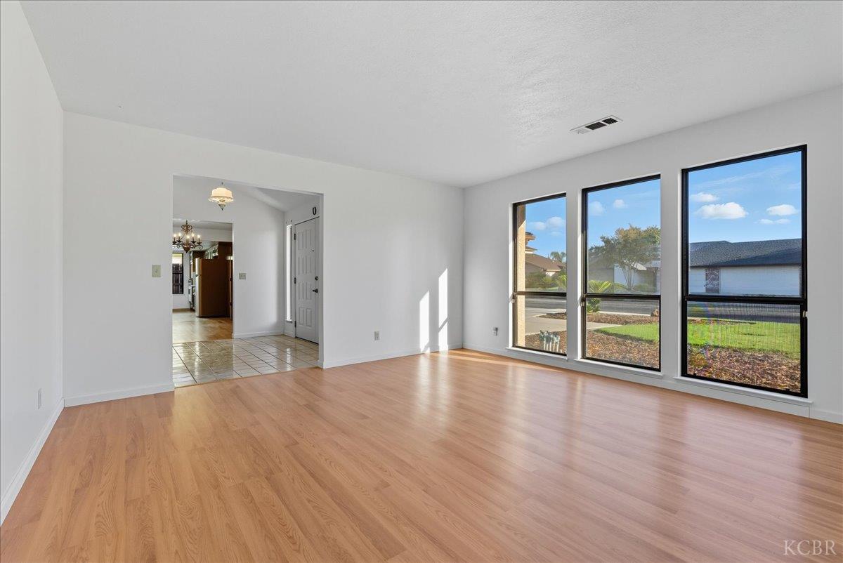 216 Palm Ct, Hanford, CA 93230