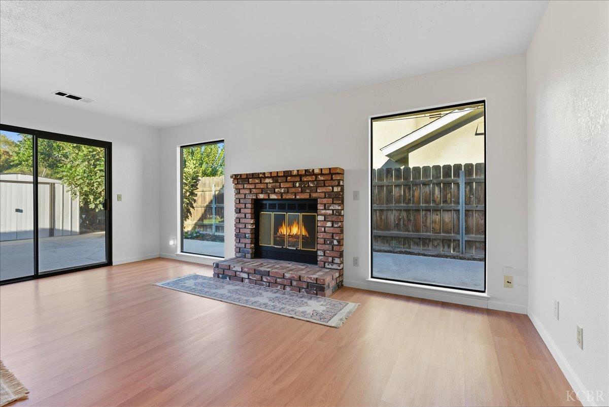 216 Palm Ct, Hanford, CA 93230