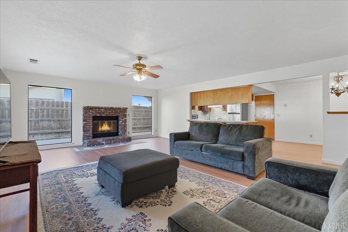 216 Palm Ct, Hanford, CA 93230