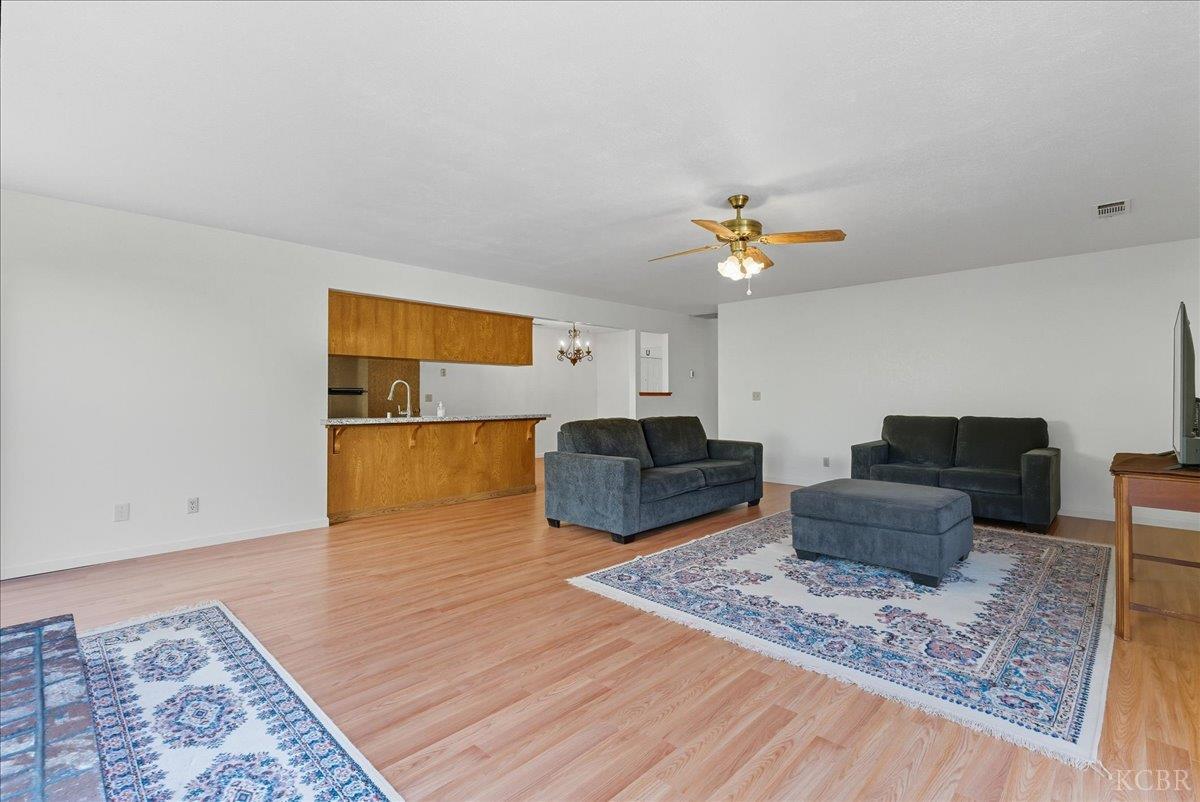 216 Palm Ct, Hanford, CA 93230