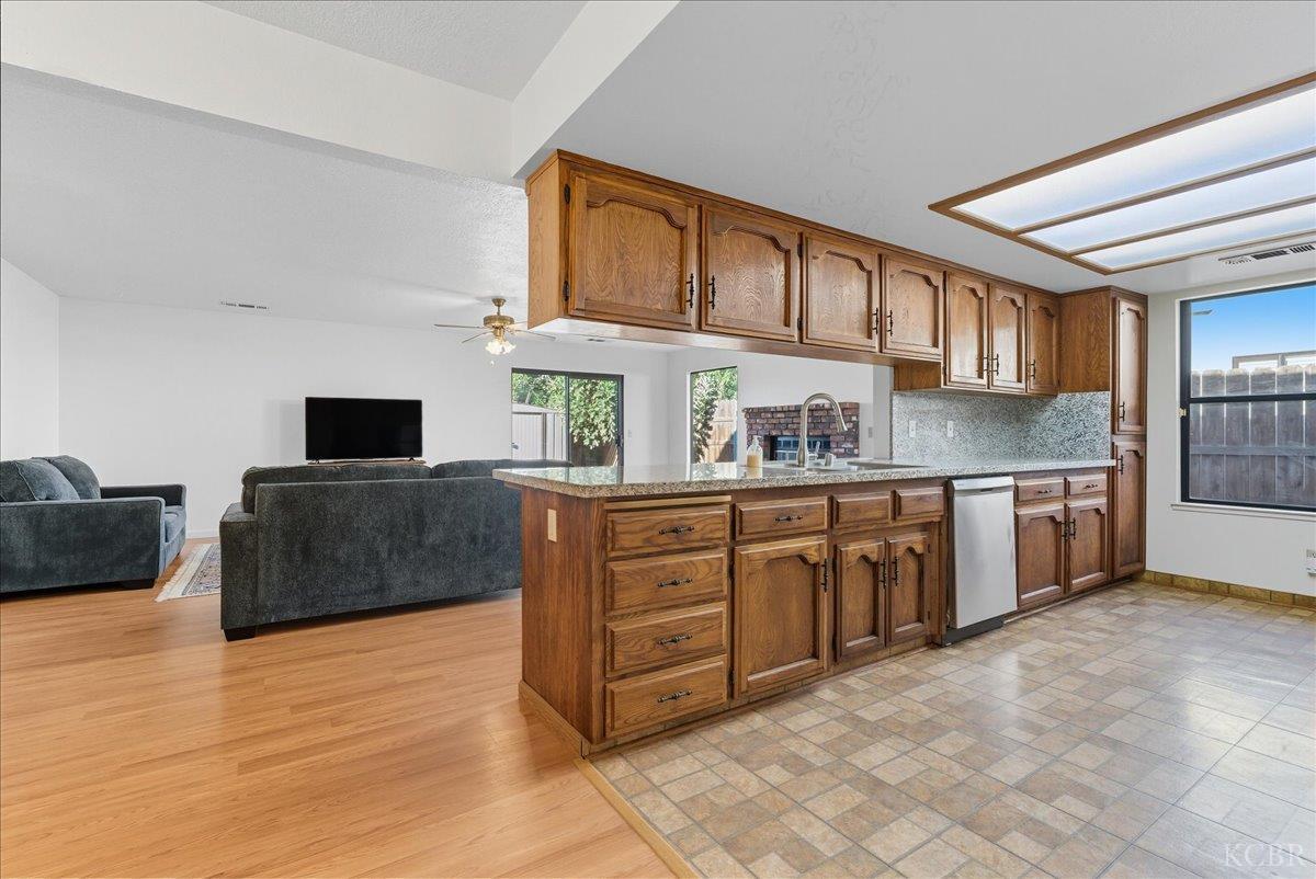 216 Palm Ct, Hanford, CA 93230