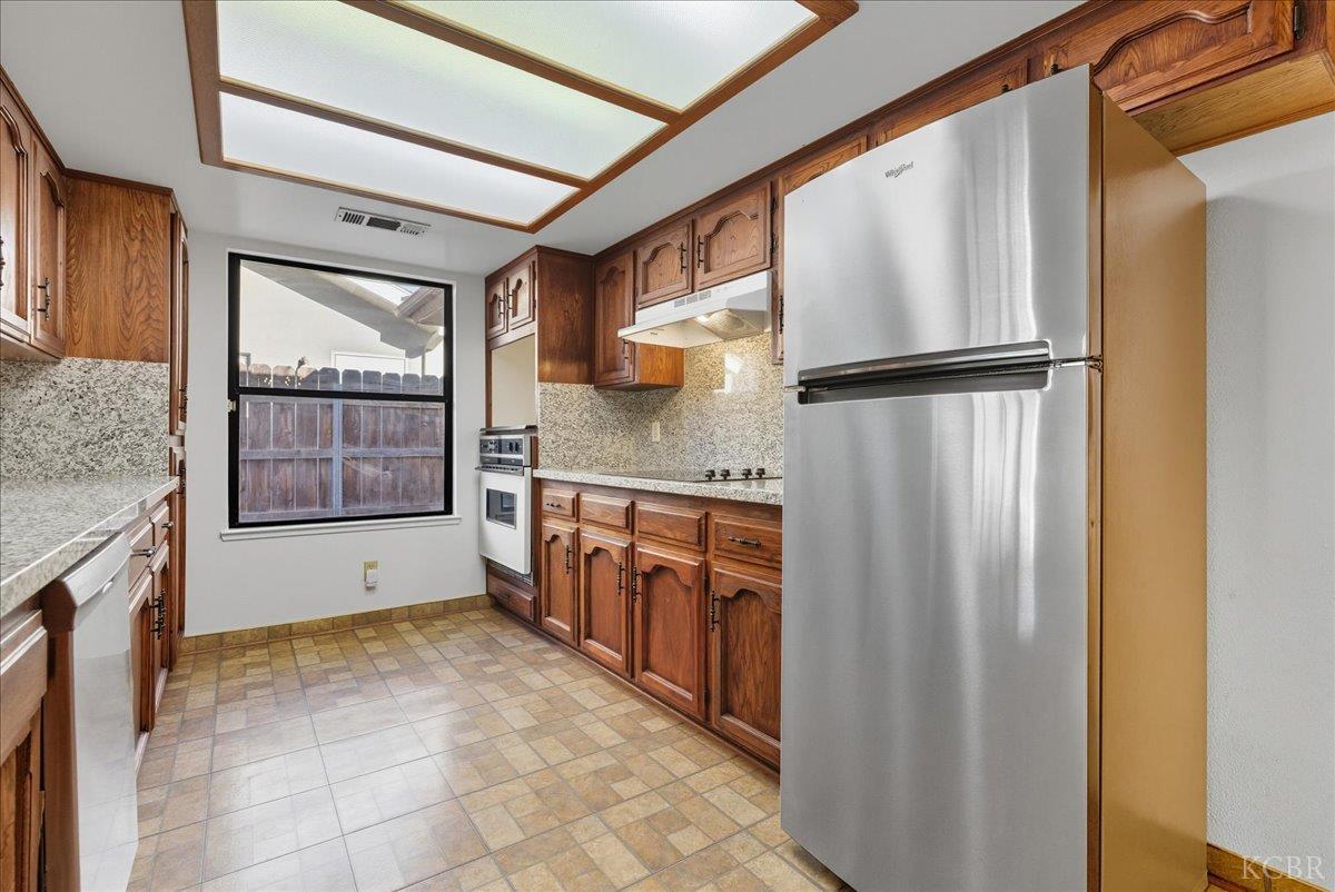 216 Palm Ct, Hanford, CA 93230