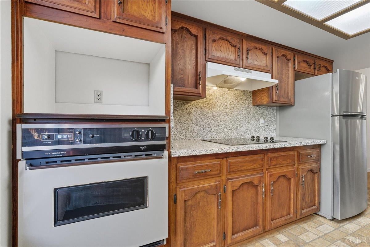 216 Palm Ct, Hanford, CA 93230