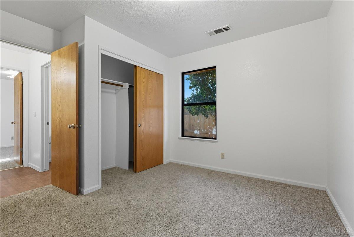 216 Palm Ct, Hanford, CA 93230