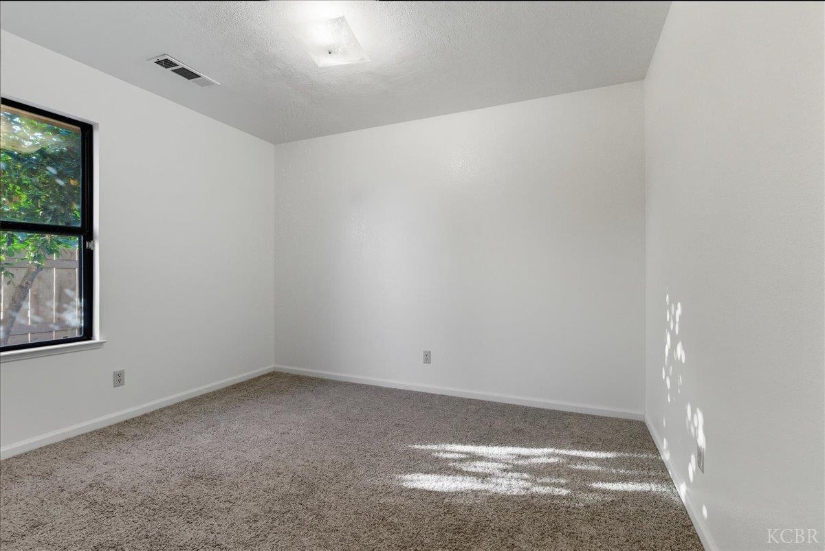 216 Palm Ct, Hanford, CA 93230