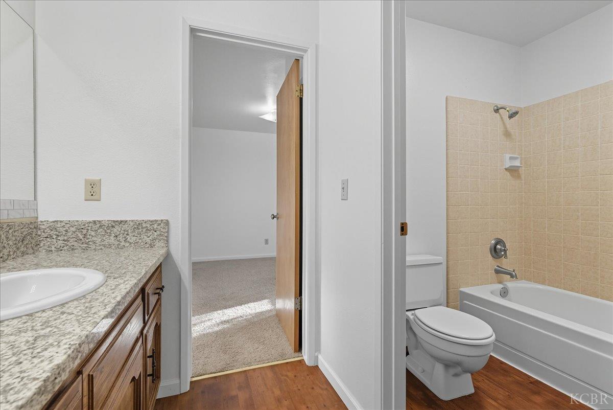 216 Palm Ct, Hanford, CA 93230