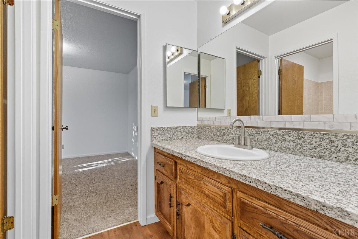 216 Palm Ct, Hanford, CA 93230