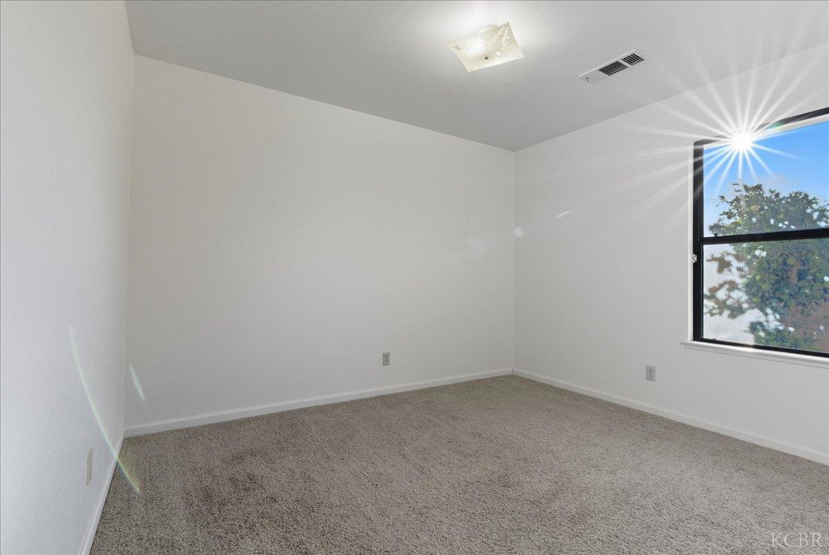 216 Palm Ct, Hanford, CA 93230