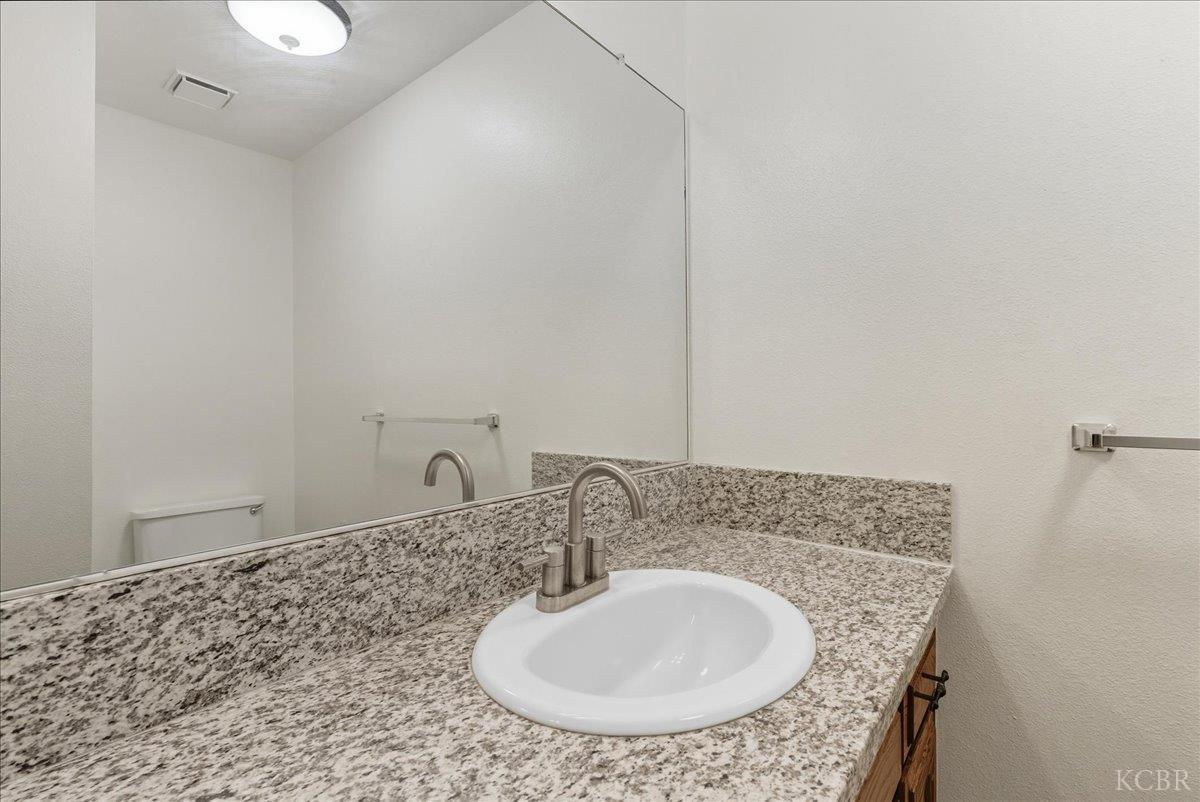 216 Palm Ct, Hanford, CA 93230