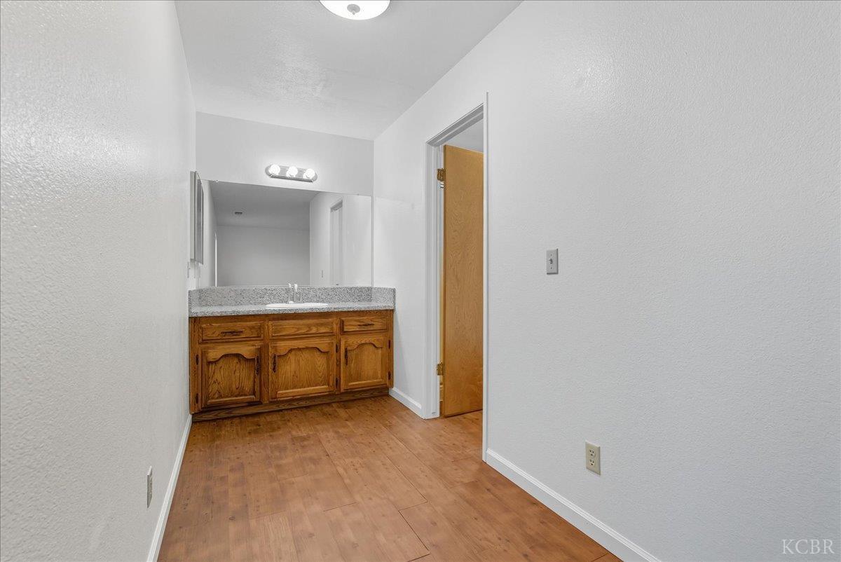 216 Palm Ct, Hanford, CA 93230