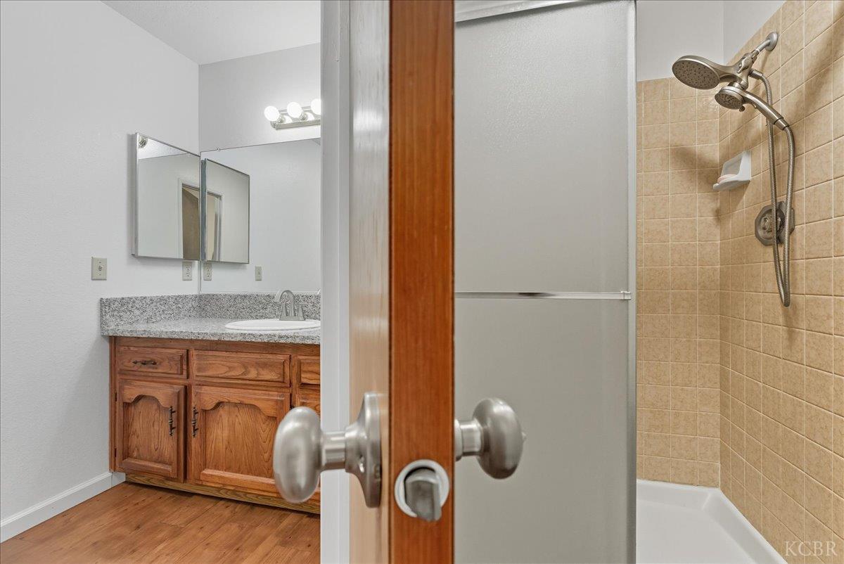 216 Palm Ct, Hanford, CA 93230