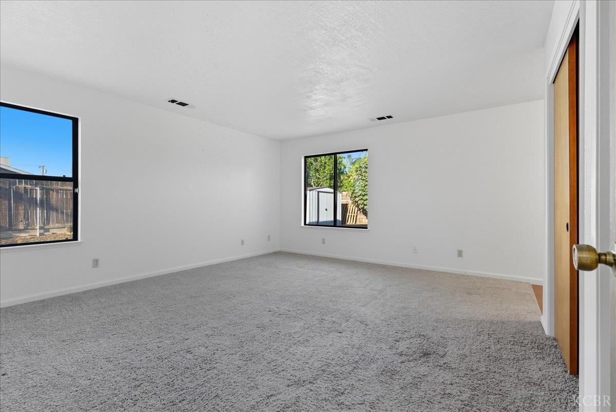 216 Palm Ct, Hanford, CA 93230