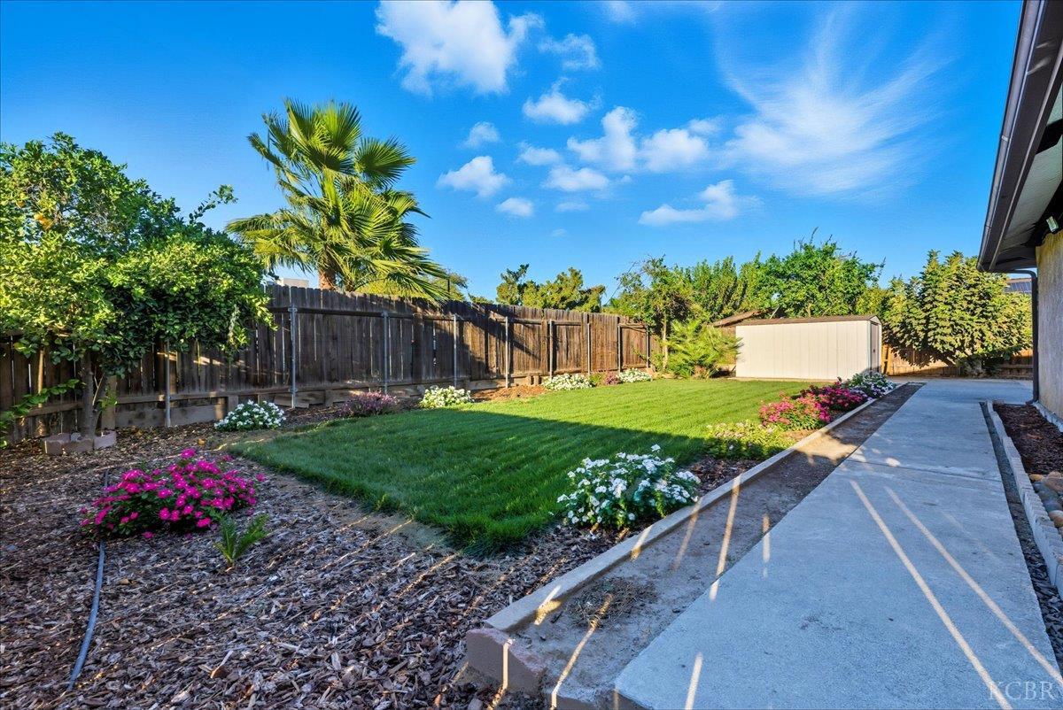 216 Palm Ct, Hanford, CA 93230