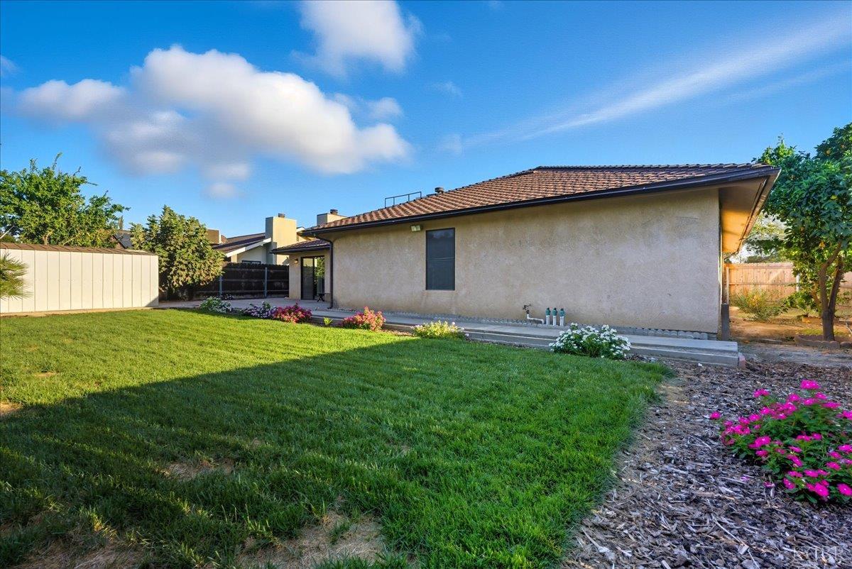 216 Palm Ct, Hanford, CA 93230