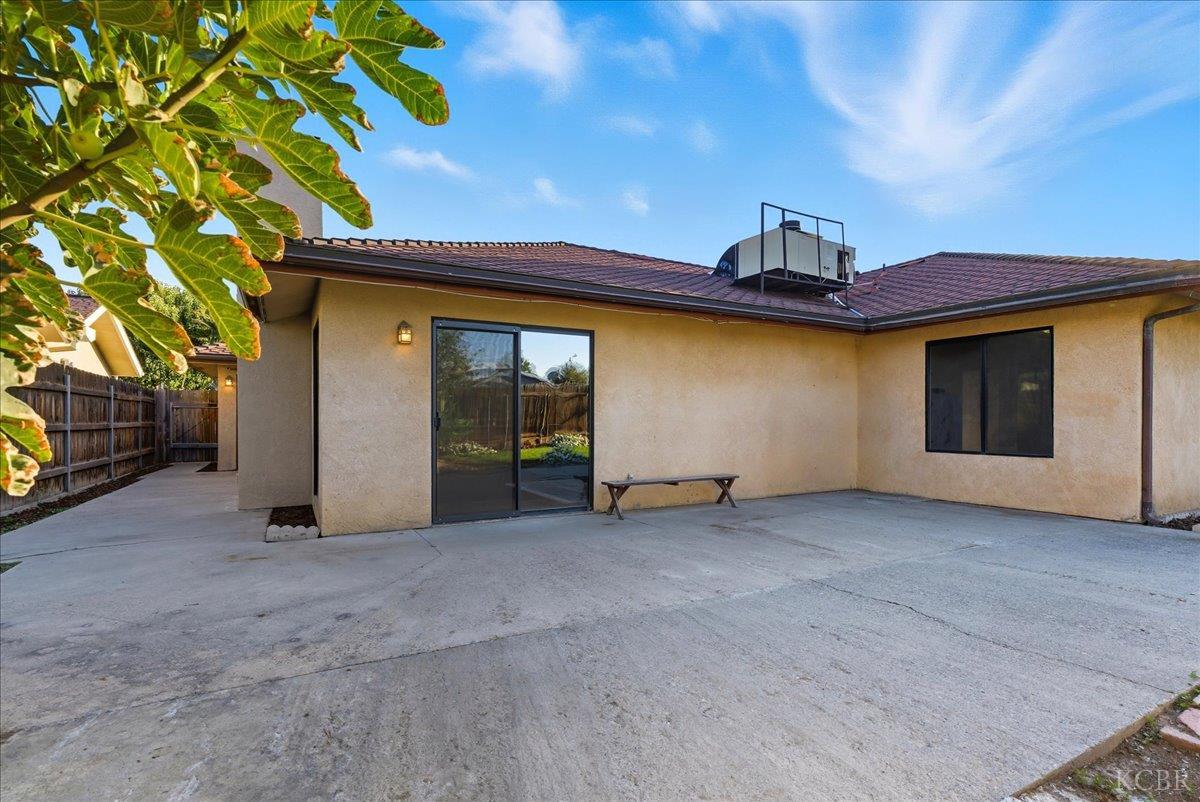 216 Palm Ct, Hanford, CA 93230