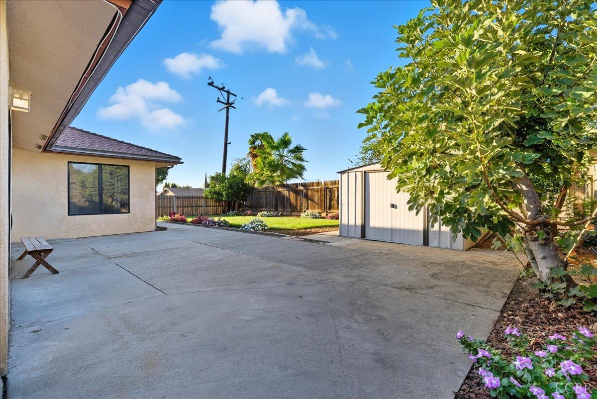 216 Palm Ct, Hanford, CA 93230