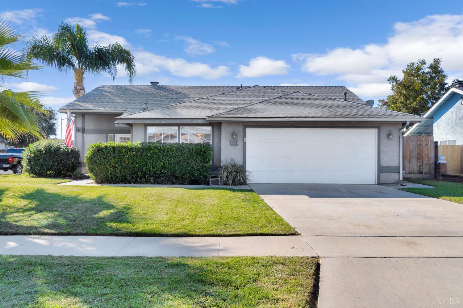885 Rosewood Ln, Lemoore, CA 93245