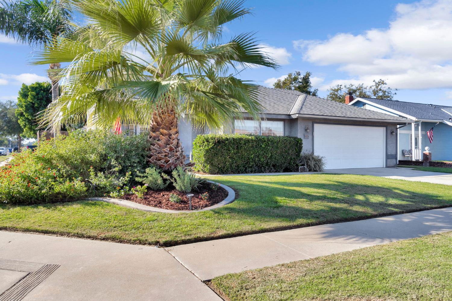 885 Rosewood Ln, Lemoore, CA 93245